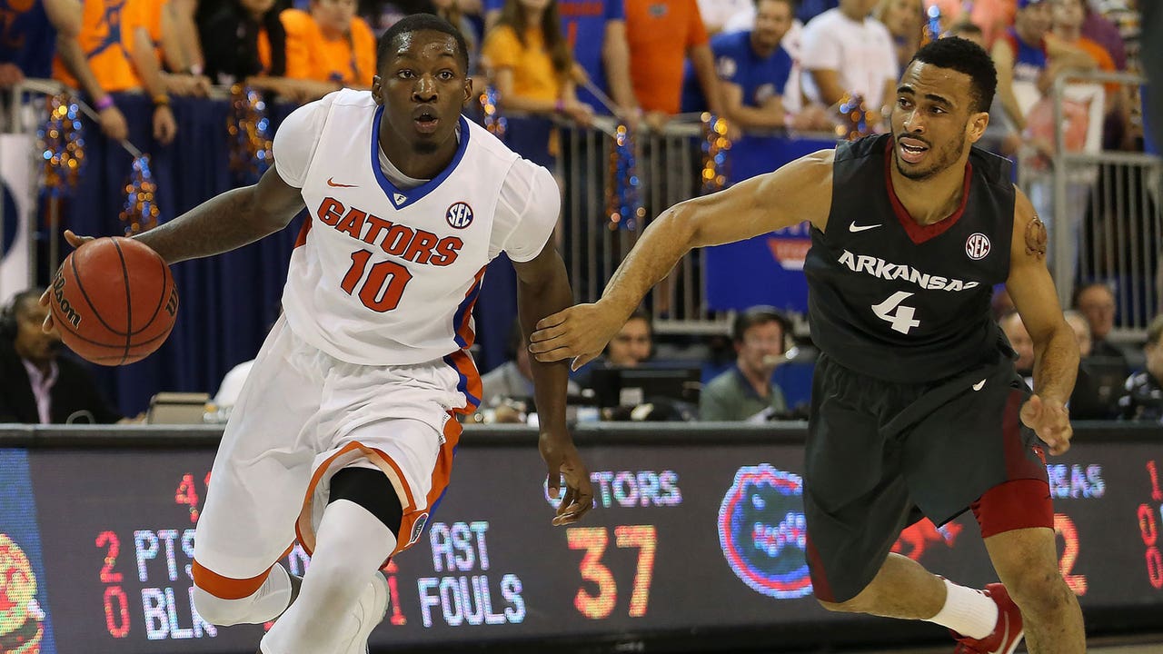 Florida Gators hang on to beat Arkansas at home